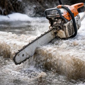 бензопилой пилить лед