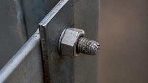 Почему болт прокручивается и не затягивается причины признаки повреждения и оценка состояния соединения